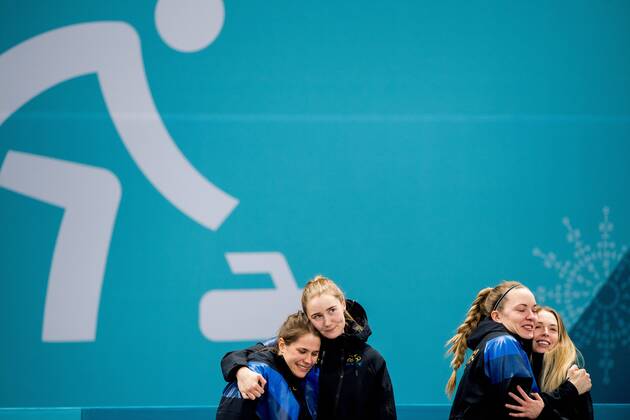 180225 Anna Hasselborg, Sara McManus, Agnes Knochenhauer and Sofia Mabergs of Sweden after winning the Women s Curling Final between South Korea and Sweden during day sixteen of the 2018 Winter Olympics on February 25, 2018 in Pyeongchang. Photo: Jon Olav Nesvold BILDBYRN kod JE 160200 Copyright: JONxOLAVxNESVOLD BB180225JE052
