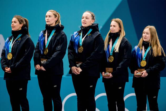180225 Anna Hasselborg, Sara McManus, Agnes Knochenhauer and Sofia Mabergs of Sweden with the gold medals after winning the Women s Curling Final between South Korea and Sweden during day sixteen of the 2018 Winter Olympics on February 25, 2018 in Pyeongchang. Photo: Jon Olav Nesvold BILDBYRN kod JE 160200 Copyright: JONxOLAVxNESVOLD BB180225JE056