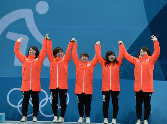 (180225) -- PYEONGCHANG, Feb. 25, 2018 -- Bronze medalist team Japan pose for photos during medal ceremony of women s curling at the 2018 PyeongChang Winter Olympic Games Olympische Spiele Olympia OS at Gangneung Curling Centre, Gangnueng, South Korea, Feb. 25, 2018. ) (SP)OLY-SOUTH KOREA-PYEONGCHANG-WOMEN S CURLING-MEDAL CEREMONY MaxPing 