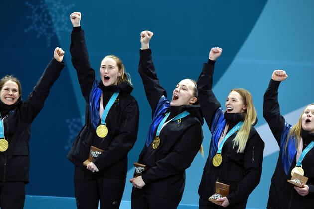 (180225) -- PYEONGCHANG, Feb. 25, 2018 -- Gold medalist team Sweden celebrate during medal ceremony of women s curling at the 2018 PyeongChang Winter Olympic Games Olympische Spiele Olympia OS at Gangneung Curling Centre, Gangnueng, South Korea, Feb. 25, 2018. ) (SP)OLY-SOUTH KOREA-PYEONGCHANG-WOMEN S CURLING-MEDAL CEREMONY MaxPing 