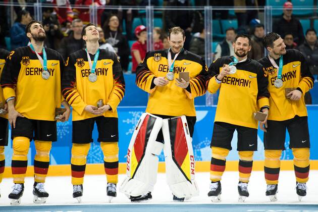 180225 Team Germany, silver, celebrating after the Ice hockey Eishockey Men s Final between Olympic Athletes from Russia (OAR) and Germany during day sixteen of the 2018 Winter Olympics on February 25, 2018 in Pyeongchang. Photo: Joel Marklund BILDBYRN kod JM 87649 Copyright: JOELxMARKLUND BB180225JM052