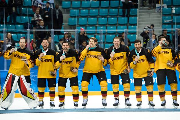 180225 Team Germany, silver, celebrating after the Ice hockey Eishockey Men s Final between Olympic Athletes from Russia (OAR) and Germany during day sixteen of the 2018 Winter Olympics on February 25, 2018 in Pyeongchang. Photo: Joel Marklund BILDBYRN kod JM 87649 Copyright: JOELxMARKLUND BB180225JM053
