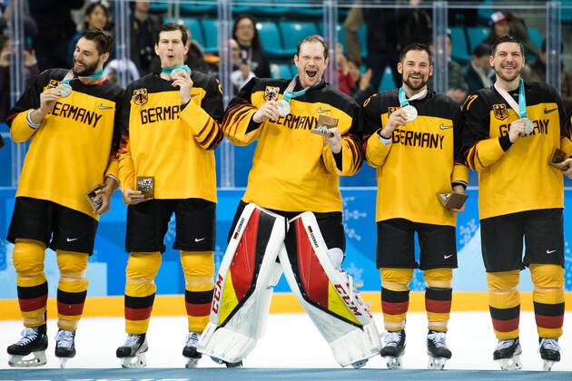 180225 Team Germany, silver, celebrating after the Ice hockey Eishockey Men s Final between Olympic Athletes from Russia (OAR) and Germany during day sixteen of the 2018 Winter Olympics on February 25, 2018 in Pyeongchang. Photo: Joel Marklund BILDBYRN kod JM 87649 Copyright: JOELxMARKLUND BB180225JM055