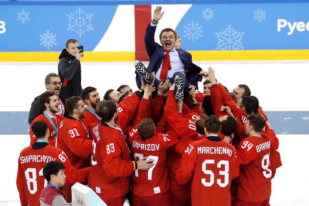 Olympia-Bilder des Tages ZNAROK Oleg Trainer Team RUS TEAM RUSSLAND bei der Siegeehrung Olympiasieger Eishockey Finale RUS-GER 4:3 Olympic Wintergames 2018 Pyeongchang South Korea Olympische Winterspiele 2018 Pyeongchang 25.Februar 2018