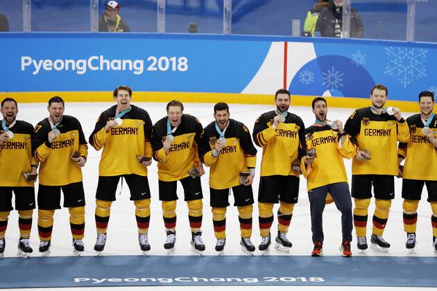 Team GER mit Olympiasiegerin bei der Siegehrung mit Silbermedaille Eishockey Finale RUS-GER 4:3 Olympic Wintergames 2018 Pyeongchang South Korea Olympische Winterspiele 2018 Pyeongchang 25.Februar 2018