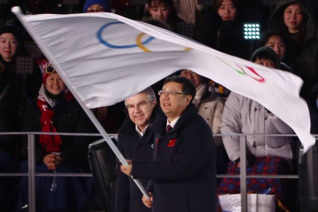 PYEONGCHANG, SOUTH KOREA - FEBRUARY 25, 2018: The President of the International Olympic Committee (IOC), Thomas Bach (L) hands over the Olympic flag to Beijing Mayor Chen Jining at the closing ceremony of the PyeongChang 2018 Winter Olympic Games Olympische Spiele Olympia OS at Pyeongchang Olympic Stadium. Valery Sharifulin TASS  TS075B31