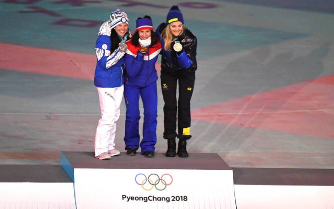 (180225) -- PYEONGCHANG, Feb. 25, 2018 -- Gold medalist Norway s Marit Bjoergen (C), silver medalist Finland s Krista Parmakoski (L) and bronze medalist Sweden s Stina Nilsson pose for photos during medal ceremony for ladies 30km mass start classic of cross-country skiing at the closing ceremony for the 2018 PyeongChang Winter Olympic Games Olympische Spiele Olympia OS at PyeongChang Olympic Stadium, PyeongChang, South Korea, Feb. 25, 2018. ) (SP)OLY-SOUTH KOREA-PYEONGCHANG-CLOSING CEREMONY WangxSong 