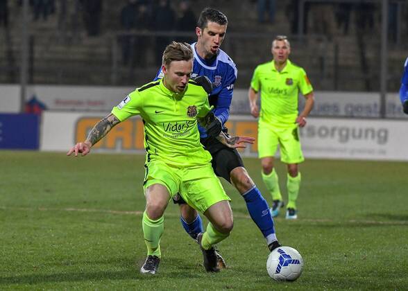02.03.2018, xpsx, Fussball Regionalliga Suedwest, FSV Frankfurt - 1.FC Saarbrücken v.l. Manuel Zeitz (1.FC Saarbruecken), Vito Plut (FSV Frankfurt) Frankfurt Hessen Deutschland