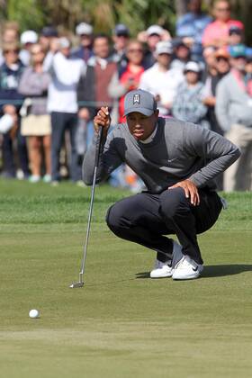 PALM HARBOR, FL - MARCH 08: Tiger Woods checks out the putting line during the first round of the Valspar Championship on March 08, 2018, at Westin Innisbrook-Copperhead Course in Palm Harbor, FL. (Photo by Cliff Welch Icon Sportswire) GOLF: MAR 08 PGA Golf Herren - Valspar Championship Icon3571803080221 EDITORIAL USE ONLY