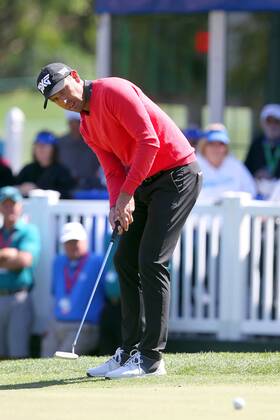 PALM HARBOR, FL - MARCH 08: Charl Schwartzel putts from off the green during the first round of the Valspar Championship on March 08, 2018, at Westin Innisbrook-Copperhead Course in Palm Harbor, FL. (Photo by Cliff Welch Icon Sportswire) GOLF: MAR 08 PGA Golf Herren - Valspar Championship Icon3571803081511 EDITORIAL USE ONLY