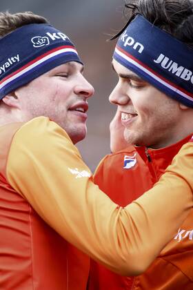 Bilder des Tages - SPORT AMSTERDAM, Schaatsen, WK Allround 2018, seizoen 2017-2018, Olympisch Stadion, De Coolste Baan van Nederland, 11-03-2018, Sven Kramer (l) feliciteert Patrick Roest (r) WK Schaatsen Allround 11 maart  x2048350x