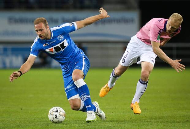 - GENT, BELGIUM: Gent s Laurent Depoitre and Anderlecht s Olivier Deschacht fight for the ball during the Jupiler Pro League match between KAA Gent and RSC Anderlecht, Thursday 30 April 2015 in Gent, on the fifth day of the Play-off 1. VIRGINIExLEFOUR x80473881x