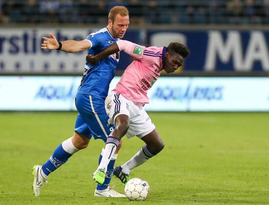 - GENT, BELGIUM: Gent s Laurent Depoitre and Anderlecht s Fabrice N Sakala fight for the ball during the Jupiler Pro League match between KAA Gent and RSC Anderlecht, Thursday 30 April 2015 in Gent, on the fifth day of the Play-off 1. VIRGINIExLEFOUR x80473890x