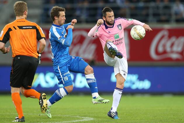 - GENT, BELGIUM: Gent s Brecht Dejaegere and Anderlecht s Steven Defour fight for the ball during the Jupiler Pro League match between KAA Gent and RSC Anderlecht, Thursday 30 April 2015 in Gent, on the fifth day of the Play-off 1. BRUNOxFAHY x80474374x