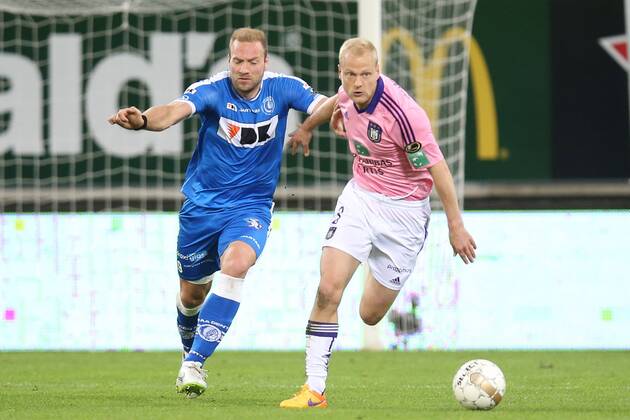 - GENT, BELGIUM: Gent s Laurent Depoitre and Anderlecht s Olivier Deschacht fight for the ball during the Jupiler Pro League match between KAA Gent and RSC Anderlecht, Thursday 30 April 2015 in Gent, on the fifth day of the Play-off 1. BRUNOxFAHY x80475983x