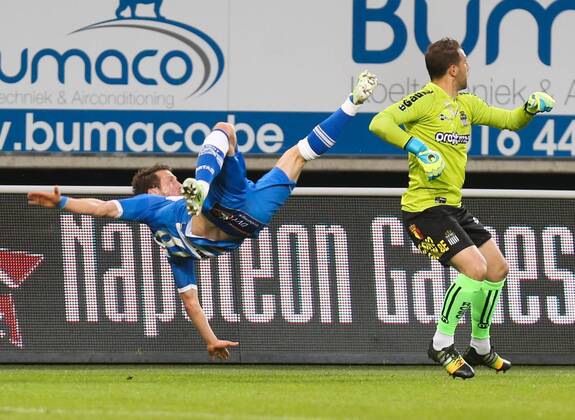 - GENT, BELGIUM: Gent s Brecht Dejaegere and Charleroi s goalkeeper Nicolas Penneteau fight for the ball during the Jupiler Pro League match between KAA Gent and Sporting Charleroi, Friday 08 May 2015 in Gent, on the seventh day of the Play-off 1. VIRGINIExLEFOUR x80803181x