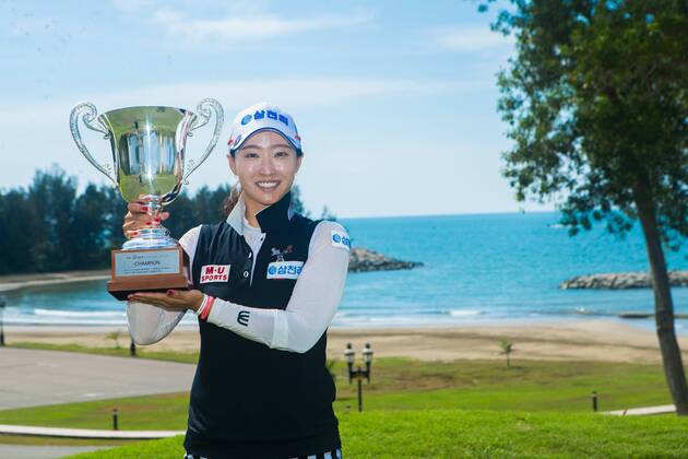 South Korean golfer Hong Ran poses with her trophy after winning the Brunei Ladies Open golf tournament during the 2018 CLPGA Tour in Brunei, 19 March 2018. Hong Ran earned her first victory since 2010 on Monday (19 March 2018) when the South Korean golfer won the inaugural Brunei Ladies Open title after going wire-to-wire for a five stroke win. The 31-year-old closed with a bogey-free round of seven-under 64, the same score she posted in the opening round, to finish on 18-under par for the tournament. Her fourth career win was worth KRW140 million (US$130,774). Hong s compatriots Choi Ka-ram (64), Ji Han-sol (66) Han Jin-seon (68) and Jang Eun-soo (68) were equal runners-up at the Empire Hotel and Country Club course. The KRW700 million tournament was sanctioned by the China LPGA Golf Damen Tour, the Brunei Darussalam Golf Association and the LPGA of South Korea Tour (KLPGA). Hong goes wire-to-wire for Brunei win  pbu771107_01