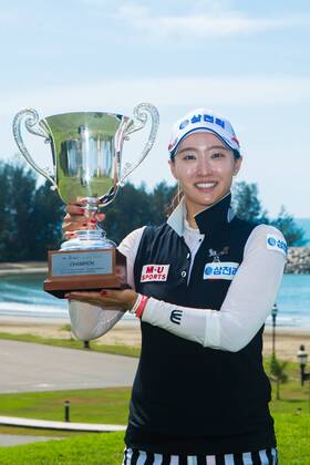 South Korean golfer Hong Ran poses with her trophy after winning the Brunei Ladies Open golf tournament during the 2018 CLPGA Tour in Brunei, 19 March 2018. Hong Ran earned her first victory since 2010 on Monday (19 March 2018) when the South Korean golfer won the inaugural Brunei Ladies Open title after going wire-to-wire for a five stroke win. The 31-year-old closed with a bogey-free round of seven-under 64, the same score she posted in the opening round, to finish on 18-under par for the tournament. Her fourth career win was worth KRW140 million (US$130,774). Hong s compatriots Choi Ka-ram (64), Ji Han-sol (66) Han Jin-seon (68) and Jang Eun-soo (68) were equal runners-up at the Empire Hotel and Country Club course. The KRW700 million tournament was sanctioned by the China LPGA Golf Damen Tour, the Brunei Darussalam Golf Association and the LPGA of South Korea Tour (KLPGA). Hong goes wire-to-wire for Brunei win  pbu771107_02