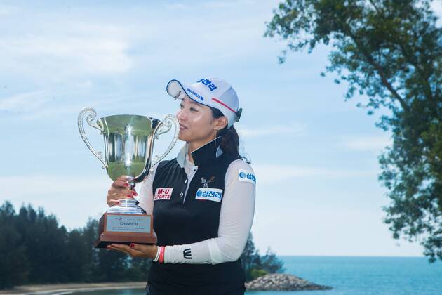 South Korean golfer Hong Ran poses with her trophy after winning the Brunei Ladies Open golf tournament during the 2018 CLPGA Tour in Brunei, 19 March 2018. Hong Ran earned her first victory since 2010 on Monday (19 March 2018) when the South Korean golfer won the inaugural Brunei Ladies Open title after going wire-to-wire for a five stroke win. The 31-year-old closed with a bogey-free round of seven-under 64, the same score she posted in the opening round, to finish on 18-under par for the tournament. Her fourth career win was worth KRW140 million (US$130,774). Hong s compatriots Choi Ka-ram (64), Ji Han-sol (66) Han Jin-seon (68) and Jang Eun-soo (68) were equal runners-up at the Empire Hotel and Country Club course. The KRW700 million tournament was sanctioned by the China LPGA Golf Damen Tour, the Brunei Darussalam Golf Association and the LPGA of South Korea Tour (KLPGA). Hong goes wire-to-wire for Brunei win  pbu771107_03