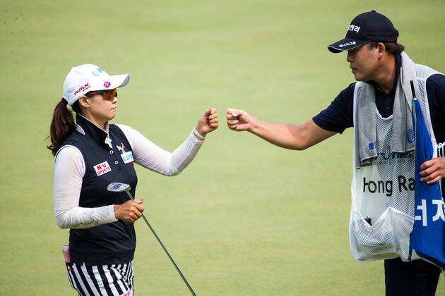 South Korean golfer Hong Ran competes in the Brunei Ladies Open golf tournament during the 2018 China LPGA Golf Damen Tour in Brunei, 19 March 2018. Hong Ran earned her first victory since 2010 on Monday (19 March 2018) when the South Korean golfer won the inaugural Brunei Ladies Open title after going wire-to-wire for a five stroke win. The 31-year-old closed with a bogey-free round of seven-under 64, the same score she posted in the opening round, to finish on 18-under par for the tournament. Her fourth career win was worth KRW140 million (US$130,774). Hong s compatriots Choi Ka-ram (64), Ji Han-sol (66) Han Jin-seon (68) and Jang Eun-soo (68) were equal runners-up at the Empire Hotel and Country Club course. The KRW700 million tournament was sanctioned by the China LPGA Tour, the Brunei Darussalam Golf Association and the LPGA of South Korea Tour (KLPGA). Hong goes wire-to-wire for Brunei win  pbu771107_06