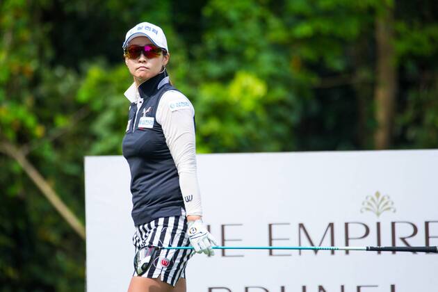 South Korean golfer Hong Ran competes in the Brunei Ladies Open golf tournament during the 2018 China LPGA Golf Damen Tour in Brunei, 19 March 2018. Hong Ran earned her first victory since 2010 on Monday (19 March 2018) when the South Korean golfer won the inaugural Brunei Ladies Open title after going wire-to-wire for a five stroke win. The 31-year-old closed with a bogey-free round of seven-under 64, the same score she posted in the opening round, to finish on 18-under par for the tournament. Her fourth career win was worth KRW140 million (US$130,774). Hong s compatriots Choi Ka-ram (64), Ji Han-sol (66) Han Jin-seon (68) and Jang Eun-soo (68) were equal runners-up at the Empire Hotel and Country Club course. The KRW700 million tournament was sanctioned by the China LPGA Tour, the Brunei Darussalam Golf Association and the LPGA of South Korea Tour (KLPGA). Hong goes wire-to-wire for Brunei win  pbu771107_07