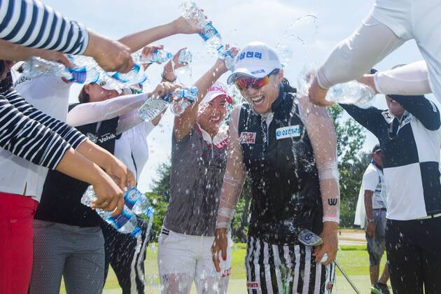 Bilder des Tages - SPORT South Korean golfer Hong Ran celebrates after winning the Brunei Ladies Open golf tournament during the 2018 CLPGA Tour in Brunei, 19 March 2018. Hong Ran earned her first victory since 2010 on Monday (19 March 2018) when the South Korean golfer won the inaugural Brunei Ladies Open title after going wire-to-wire for a five stroke win. The 31-year-old closed with a bogey-free round of seven-under 64, the same score she posted in the opening round, to finish on 18-under par for the tournament. Her fourth career win was worth KRW140 million (US$130,774). Hong s compatriots Choi Ka-ram (64), Ji Han-sol (66) Han Jin-seon (68) and Jang Eun-soo (68) were equal runners-up at the Empire Hotel and Country Club course. The KRW700 million tournament was sanctioned by the China LPGA Golf Damen Tour, the Brunei Darussalam Golf Association and the LPGA of South Korea Tour (KLPGA). Hong goes wire-to-wire for Brunei win  pbu771107_14