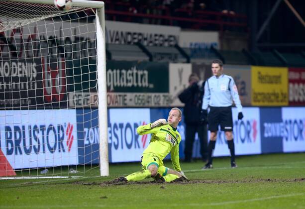 - GENT, BELGIUM: Gent s goalkeeper Matz Sels pictured during a return leg of Cofidis Cup 1 4 final game between AA Gent and KV Kortrijk, in Gent, Tuesday 14 January 2014. First leg was 1-0 for Gent who qualified after penalties in return leg. VIRGINIExLEFOUR x51542557x