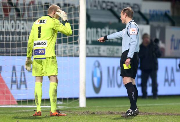 - GENT, BELGIUM: Gent s goalkeeper Matz Sels referee Serge Gumienny pictured during a return leg of Cofidis Cup 1 4 final game between AA Gent and KV Kortrijk, in Gent, Tuesday 14 January 2014. First leg was 1-0 for Gent who qualified after penalties in return leg. VIRGINIExLEFOUR x51542581x