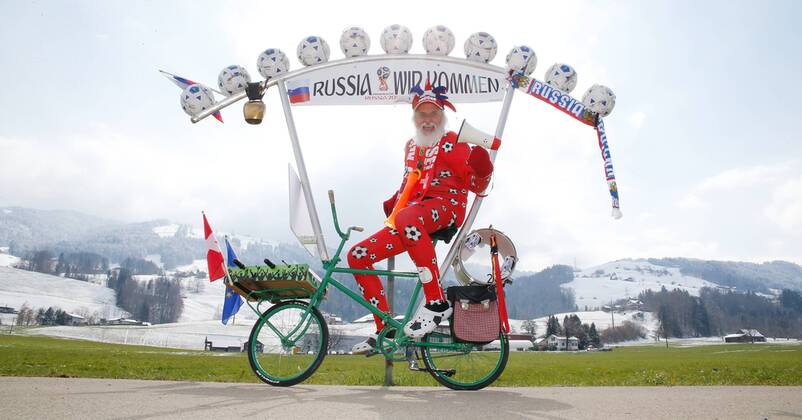 Themen der Woche - SPORT Bilder des Tages - SPORT 21.03.2018 Galgenen SZ , SCHWEIZ , Tourteufel Didi Senft zu Gast in der Schweiz mit seiner neuen Fahrradkonstruktion für die Fussball WM 2018 in Russland