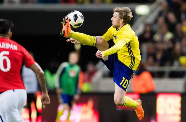 Themen der Woche - SPORT Bilder des Tages - SPORT 180324 Sveriges Emil Forsberg tar ner bollen under träningslandskampen i fotboll mellan Sverige och Chile den 24 mars 2018 i Stockholm. Copyright: ANDREASxLxERIKSSON BB180324AE041