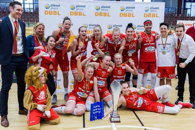 Themen der Woche - SPORT Bilder des Tages - SPORT Siegerfoto; Sieger, Erstplatzierter, Goldmedaille, gold medal TSV 1880 Wasserburg, Basketball, DBBL-Pokal, FinalFour, TSV 1880 Wasserburg-Rutronik Stars Keltern,