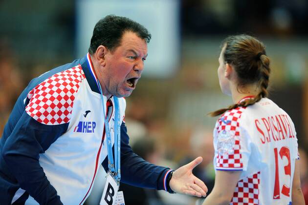 Themen der Woche - SPORT Bilder des Tages - SPORT Handball , Kvinner , EM-Kvalifisering , Kvalifisering til EM , 25.03.2018 , 20180325 Norge - Kroatia Kroatias trener Nenad Sostaric med Stela Posavec Foto: Sjur St¿len Digitalsport 