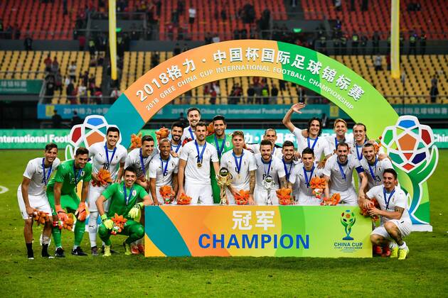 Themen der Woche - SPORT Bilder des Tages - SPORT Players of Uruguay national football team take part in the champion award ceremony for the 2018 Gree China Cup International Football Championship in Nanning city, south China s Guangxi Zhuang Autonomous Region, 26 March 2018. Uruguay won the final by 1-0 against Wales and claimed the title of the event. Uruguay claims title of 2018 China Cup Int l Football Championship in Nanning  20180326_53395