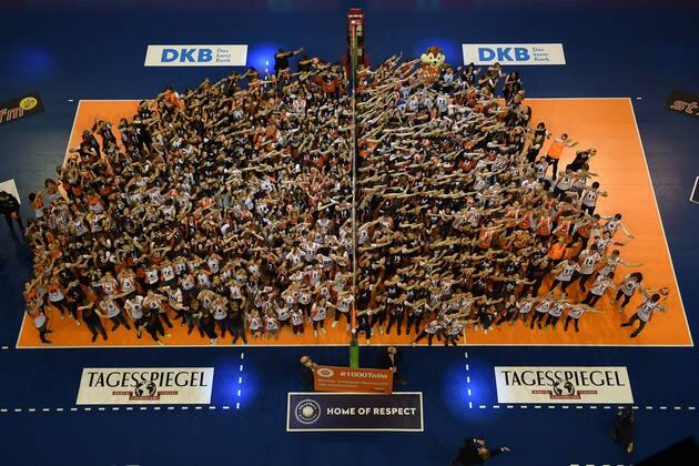 Themen der Woche - SPORT Bilder des Tages - SPORT Volleyball, Herren, Saison 2017 18, 1. Bundesliga, Playoffs, Viertelfinal-Hinspiel, BR Volleys - SVG Lüneburg, Big Picture, Berliner Volleyballnachwuchs erhält von den BR Volleys neue Trikots, 28.03.18, Copyright: xMichaelxHundtx xMatthiasxKochx