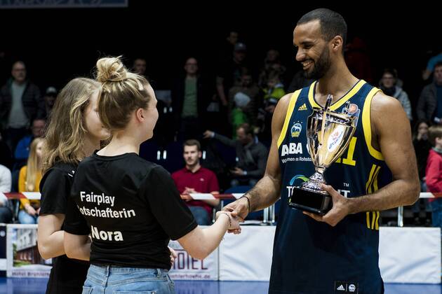 Themen der Woche - SPORT Bilder des Tages - SPORT BBL, Gothaer Rockets - ALBA Berlin easyCredit BBL, Hauptrunde, 18. Spieltag, Rockets - ALBA Berlin, Saison 2017 2018 29 03 2018 - Erfurt: Der Fair Play Pokal geht an Akeem Vargas 11 (ALBA Berlin) nach dem Hauptrundenspiel der easyCredit BBL der Rockets gegen ALBA Berlin am 29. März 2018 in der Messehalle Erfurt. _________________