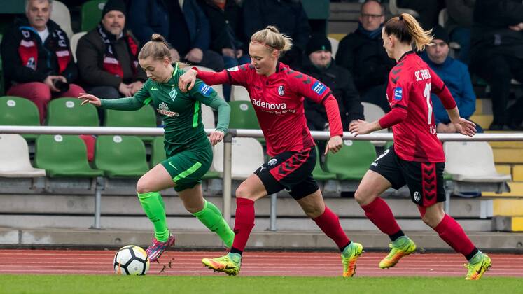v.li.: Nina Lührßen (Luehrssen, SV Werder Bremen, 4) und Sarah Puntigam (SC Freiburg, 18) im Zweikampf, Duell, duel, tackle, Fussball, Allianz Frauen-Bundesliga, SV Werder Bremen - SC Freiburg,
