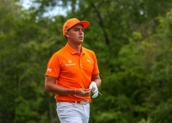 HUMBLE, TX - APRIL 01: Rickie Fowler (USA) departs second tee during the final round of the Houston Open on April 1, 2018 at the Golf Club of Houston in Humble, Texas. (Photo by Leslie Plaza Johnson Icon Sportswire) GOLF: APR 01 PGA Golf Herren - Houston Open Icon180401002 EDITORIAL USE ONLY
