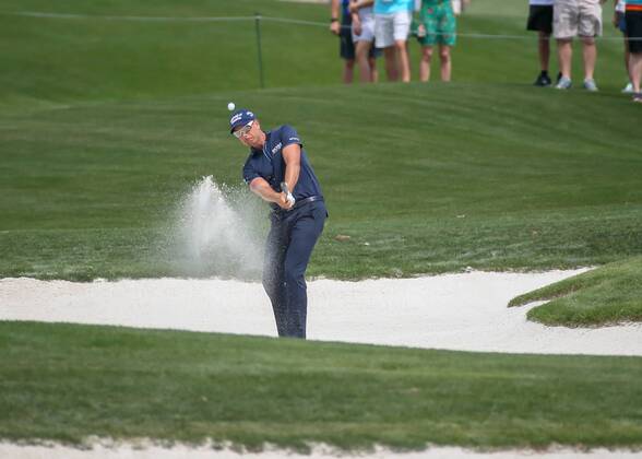 HUMBLE, TX - APRIL 01: Henrik Stenson (SWE) hits from the trap on 1 during the final round of the Houston Open on April 1, 2018 at the Golf Club of Houston in Humble, Texas. (Photo by Leslie Plaza Johnson Icon Sportswire) GOLF: APR 01 PGA Golf Herren - Houston Open Icon180401118 EDITORIAL USE ONLY