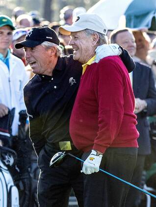 Honorary starters golf legends Gary Player (L) and Jack Nicklaus embrace during the opening ceremony for the 2018 Masters Tournament at the Augusta National Golf Club in Augusta, Georgia, on April 5, 2018.  AUG20180405301 KEVINxDIETSCH