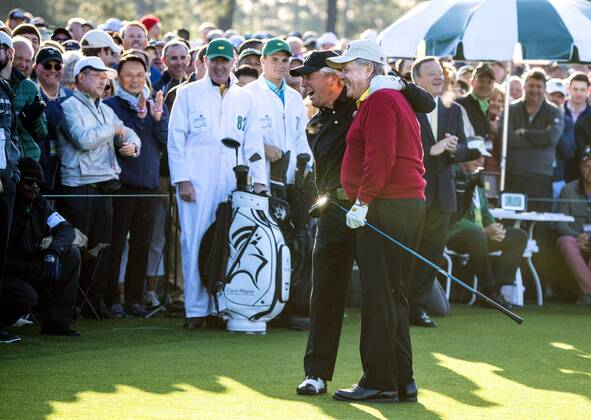 Honorary starters golf legends Gary Player (L) and Jack Nicklaus embrace during the opening ceremony for the 2018 Masters Tournament at the Augusta National Golf Club in Augusta, Georgia, on April 5, 2018.  AUG20180405302 KEVINxDIETSCH