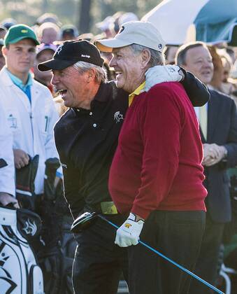 Honorary starters golf legends Gary Player (L) and Jack Nicklaus embrace during the opening ceremony for the 2018 Masters Tournament at the Augusta National Golf Club in Augusta, Georgia, on April 5, 2018.  AUG20180405304 KEVINxDIETSCH