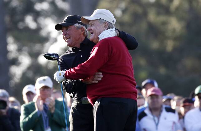 Honorary Starters Jack Nicklaus and Gary Player of South Africa embrace after hitting a tee shot on the first hole before the 1st round of the 2018 Masters Tournament at the Augusta National Golf Club in Augusta, Georgia, on April 5, 2018.  AUG20180405103 JOHNxANGELILLO