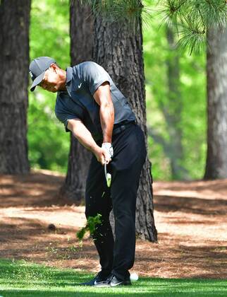 Tiger Woods hit from the rough on the 11th hole during the first round of the 2018 Masters Tournament at the Augusta National Golf Club in Augusta, Georgia, on April 5, 2018.  AUG20180405356 KEVINxDIETSCH