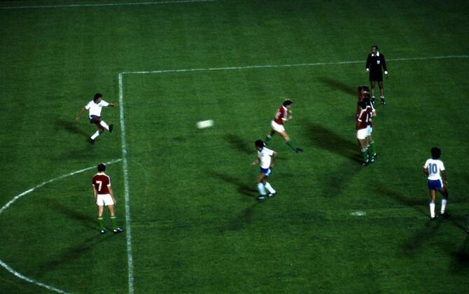 FIFA World Cup WM Weltmeisterschaft Fussball - Espana 1982 15.6.1982, Nuevo Estadio, Elche. FIFA World Cup 1982, Group 3: Hungary v El Salvador. El Salvador freekick. Noxthirdxpartyxsales  (75026367)