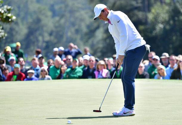 Bilder des Tages - SPORT Rory McIlroy of Northern Ireland makes a putt for par on the 1st hole in the final round of the 2018 Masters Tournament at the Augusta National Golf Club in Augusta, Georgia, on April 8, 2018.  AUG20180408103 KEVINxDIETSCH