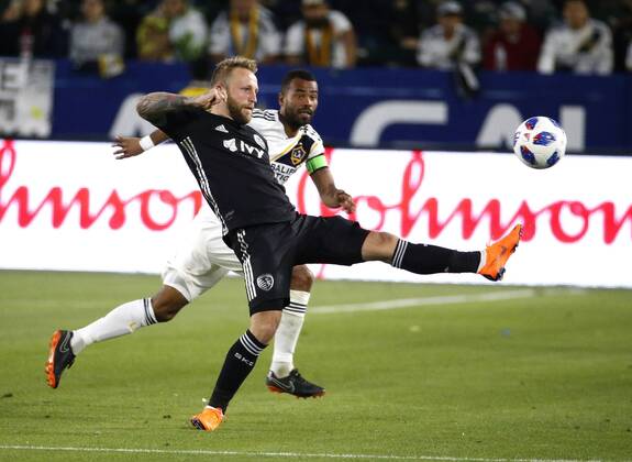 April 8, 2018 - Los Angeles, California, U.S - Sporting Kansas Citys forward Johnny Russell (7) of Scotland, controls the ball during the 2018 Major League Soccer MLS Fussball Herren USA match between Los Angeles Galaxy and Sporting Kansas City in Carson, California, April 8, 2018. Sporting Kansas City won 2-0. MLS 2018: Los Angeles Galaxy 0-2 Sporting Kansas City - ZUMAc68_ 20180408_zaf_c68_002 Copyright: xRingoxChiux