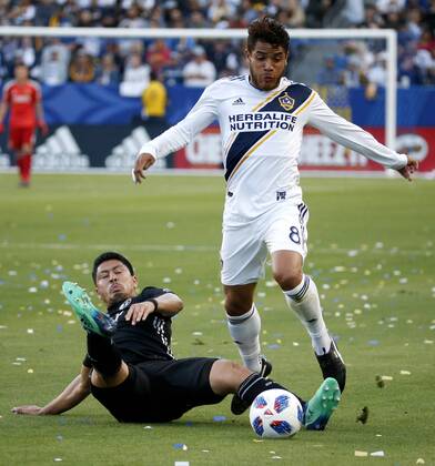 April 8, 2018 - Los Angeles, California, U.S - Sporting Kansas Citys midfielder Roger Espinoza (17) vies with Los Angeles Galaxys midfielder Jonathan dos Santos (8) during the 2018 Major League Soccer MLS Fussball Herren USA match between Los Angeles Galaxy and Sporting Kansas City in Carson, California, April 8, 2018. Sporting Kansas City won 2-0. MLS 2018: Los Angeles Galaxy 0-2 Sporting Kansas City - ZUMAc68_ 20180408_zaf_c68_014 Copyright: xRingoxChiux