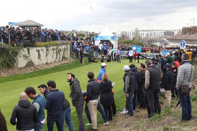 Attendants look as Rafael Cabrera of Spain (back-R) prepares to hit his tee shot during the second day of the Spanish Open golf tournament in Madrid, Spain, 13 April 2018. Spanish Open golf tournament !ACHTUNG: NUR REDAKTIONELLE NUTZUNG!  Copyright: xVICTORxLERENAx GRAF3148 20180413-636592375283753584