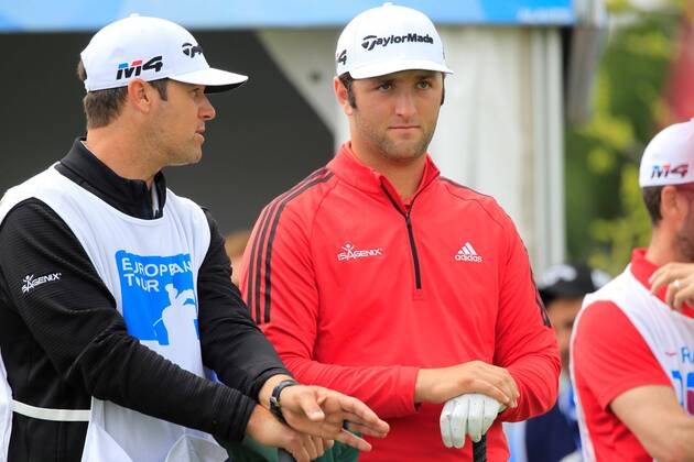 Jon Rahm (R) of Spain reacts during Madrid Open golf tournament at the National Golf Course in Madrid, Spain, 15 April 2018. The Madrid Open runs from 12 to 15 April. Madrid Open !ACHTUNG: NUR REDAKTIONELLE NUTZUNG!  Copyright: xVICTORxLERENAx GRAF4268 20180415-636593996440488490