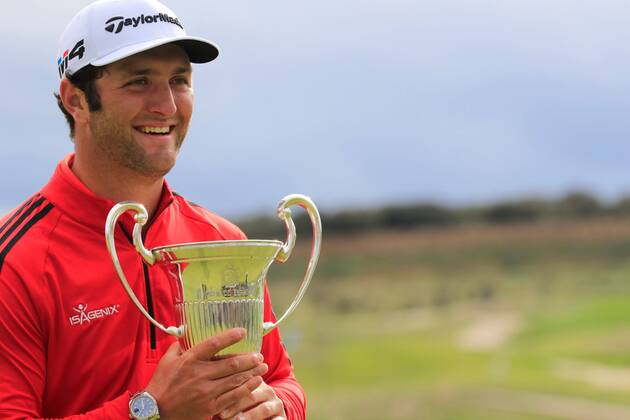 Jon Rahm of Spain celebrates after winning the Madrid Open golf tournament at the National Golf Course in Madrid, Spain, 15 April 2018. The Madrid Open runs from 12 to 15 April. Jon Rahm wins Madrid Golf Open !ACHTUNG: NUR REDAKTIONELLE NUTZUNG! Copyright: xVICTORxLERENAx GRAF4572 20180415-636594154197497592